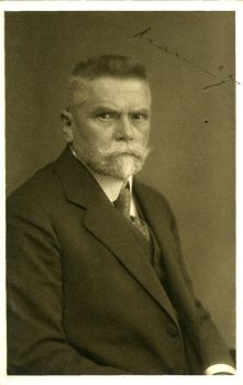 Fotoportrét s podpisem.