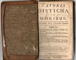 CATONIS DISTICHA DE MORIBUS. Cum Scholiis DES. ERASMI. Roterod. Adjecta sunt Dicta Graeca Sapientum, Interprete Erasmo Rotterodamo. Eadem per Ausonium, cum Erasmi doctissima Enarratione. Mimi Publiani, Ex ejusdem Erasmi restitutione, cumque Scholiis ejusdem. Isocratis ad Demonicum Oratio Paraenetica, longe ad juventutis mores rite formandos utilissima. Ad Optimorum exemplarium fidem recensita, & mendis quam plurimis repurgata.