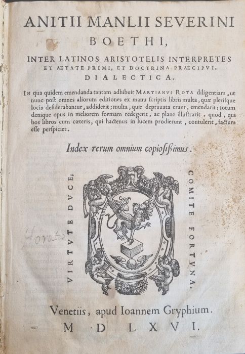 ANITII MANLII SEVERINI BOETHI, INTER LATINOS ARISTOTELIS INTERPRETES ET AETATE PRIMI, ET DOCTRINA PRAECIPVI, DIALECTICA. In qua quidem emendanda tantam adhibuit MARTIANVS ROTA diligentiam, ut nunc post omnes aliorum editiones ex manu scriptis libris multa, quae plerisque locis desiderabantur, addiderit; multa, quae deprauata erant, emendarit; totum denique opus in meliorem formam redegerit, ac plane illustrarit. quod, qui hos libros cum caeteris, qui hactenus in lucem prodierunt, contulerit, factum esse perspiciet. Index rerum omnium copiosissimus.