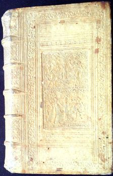 IN HOC VOLUMINE haec continentur. Rhetiricum ad C. Herennium lib. IIII., M. T. Ciceronis de inuentione lib. II., Eisdem de oratore ad Quintum fratrem lib. III., Eiusdem de claris oratoribus, qut dicitur Brutus lin. I., Eiusdem orator ad Brutum lib. I., Eiusdem Topica ad Trebatium lib. I., Eiusdem oratoriae partitiones lib. I., Eiusdem de optimo genere oratorum praefatio quaedam. Post Naugerianam, et Victorianam correctionem emendati a IOAN. Sturmio. ALDINAE PAGINAE IN MARGInibus notate sunt. Index rerum notabilium, quae toto opere continentur, per ordinem alphabeti.