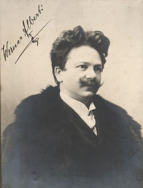 Fotografie Wernera Albertiho s podpisem.