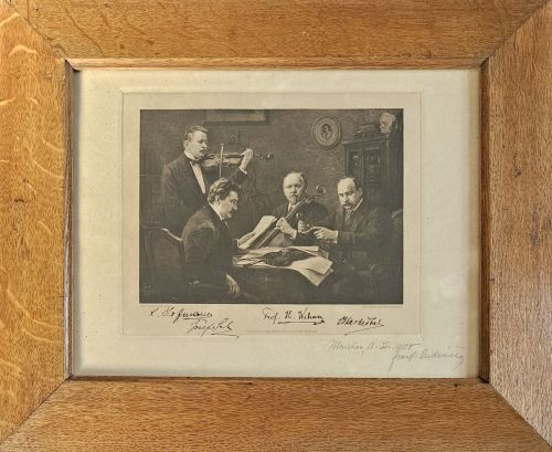 Heliogravura Českého kvarteta s podpisy jeho členů.